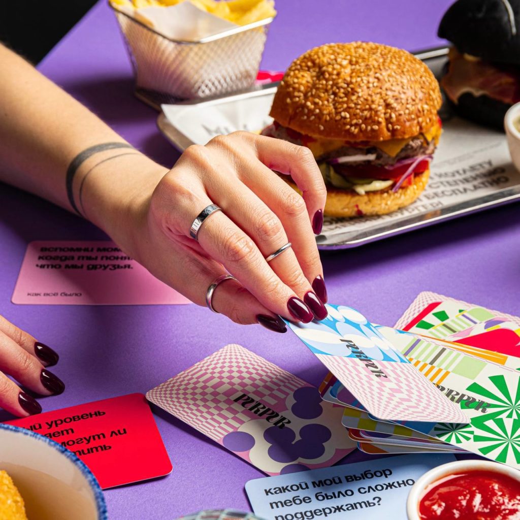 “Запурпуримся?”: Burger Heroes и Purpur предлагают узнать гостям своих друзей еще ближе